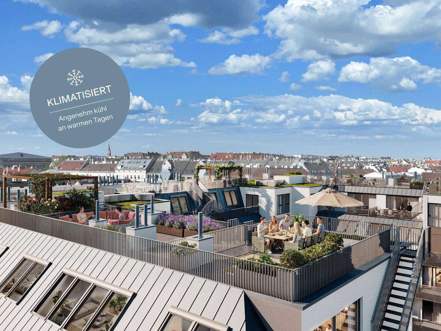 Moderne Dachterrasse mit Ess- und Loungebereich, Pflanzen und weitem Stadtblick, Teil eines Neubaus.
