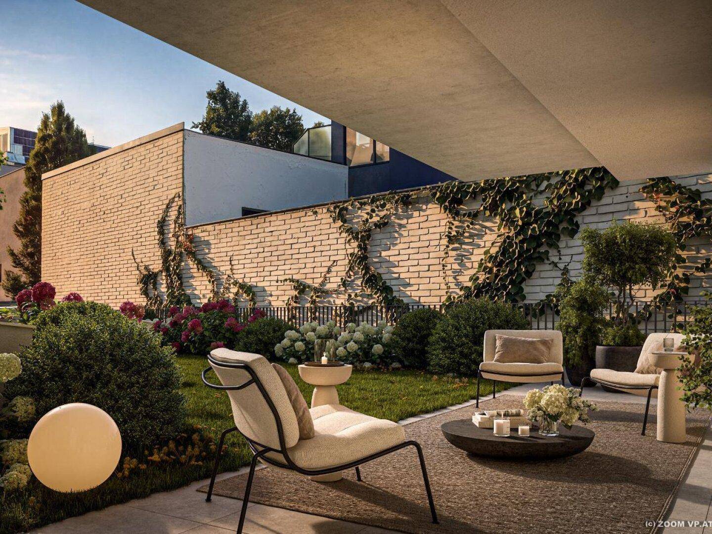 Gemütliche Terrasse mit Sitzgelegenheiten, umgeben von Grünflächen und einer bewachsenen Ziegelwand.