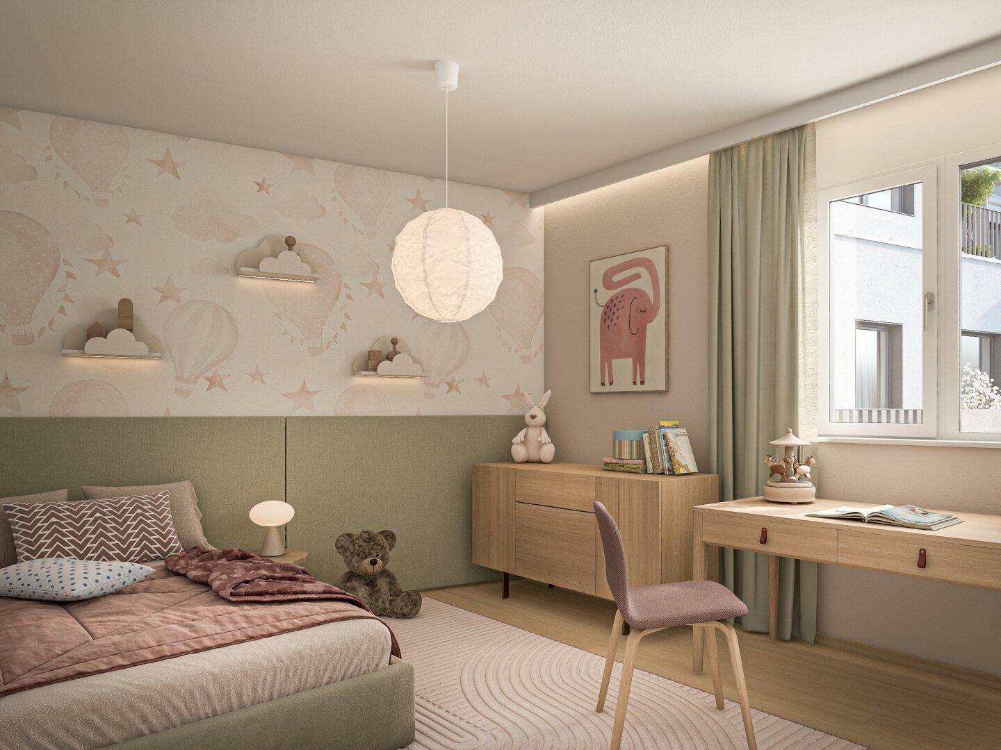 Freundliches Kinderzimmer mit verspielter Tapete, Holzmöbeln und viel Tageslicht.