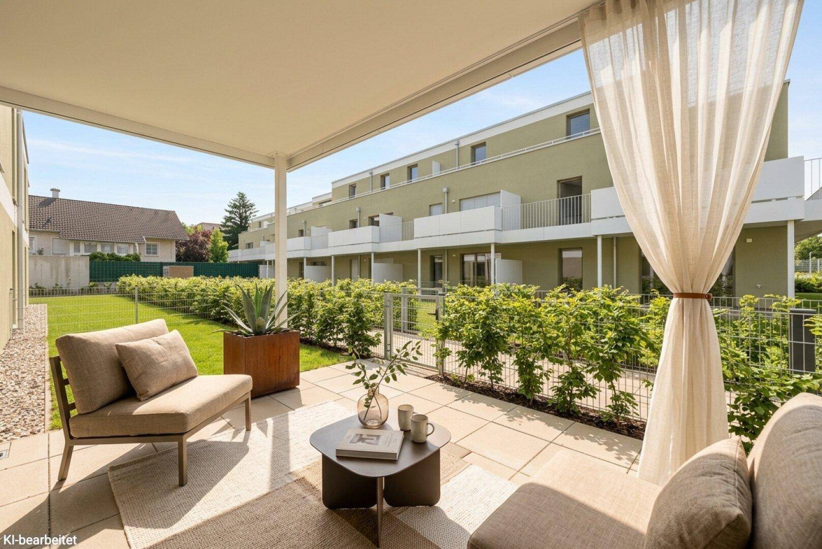 Gemütliche Terrasse mit Gartenmöbeln und Blick auf die grüne Hecke und Nachbargebäude.