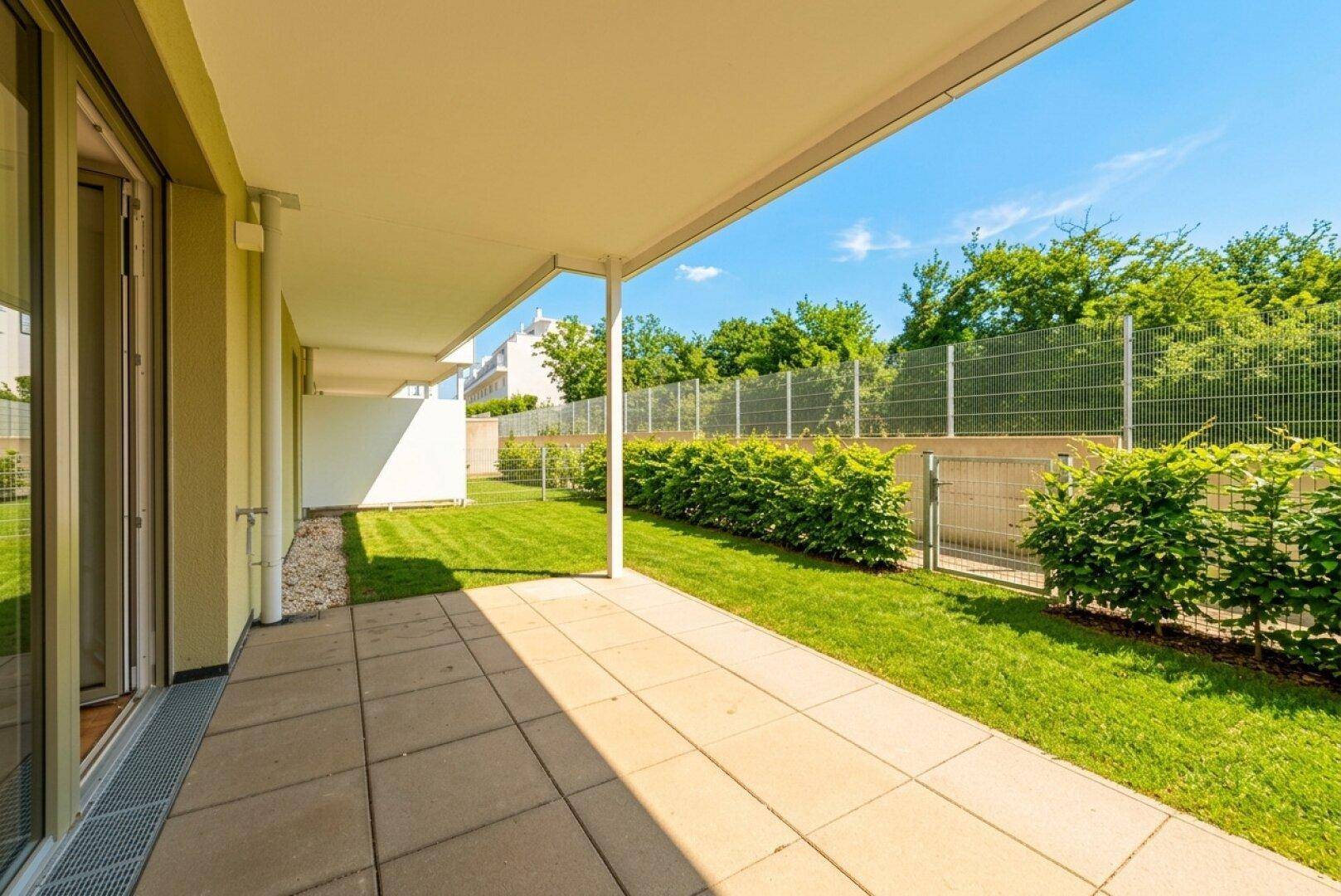 Überdachte Terrasse mit Zugang zum privaten Gartenbereich, ideal für entspannte Stunden im Freien.