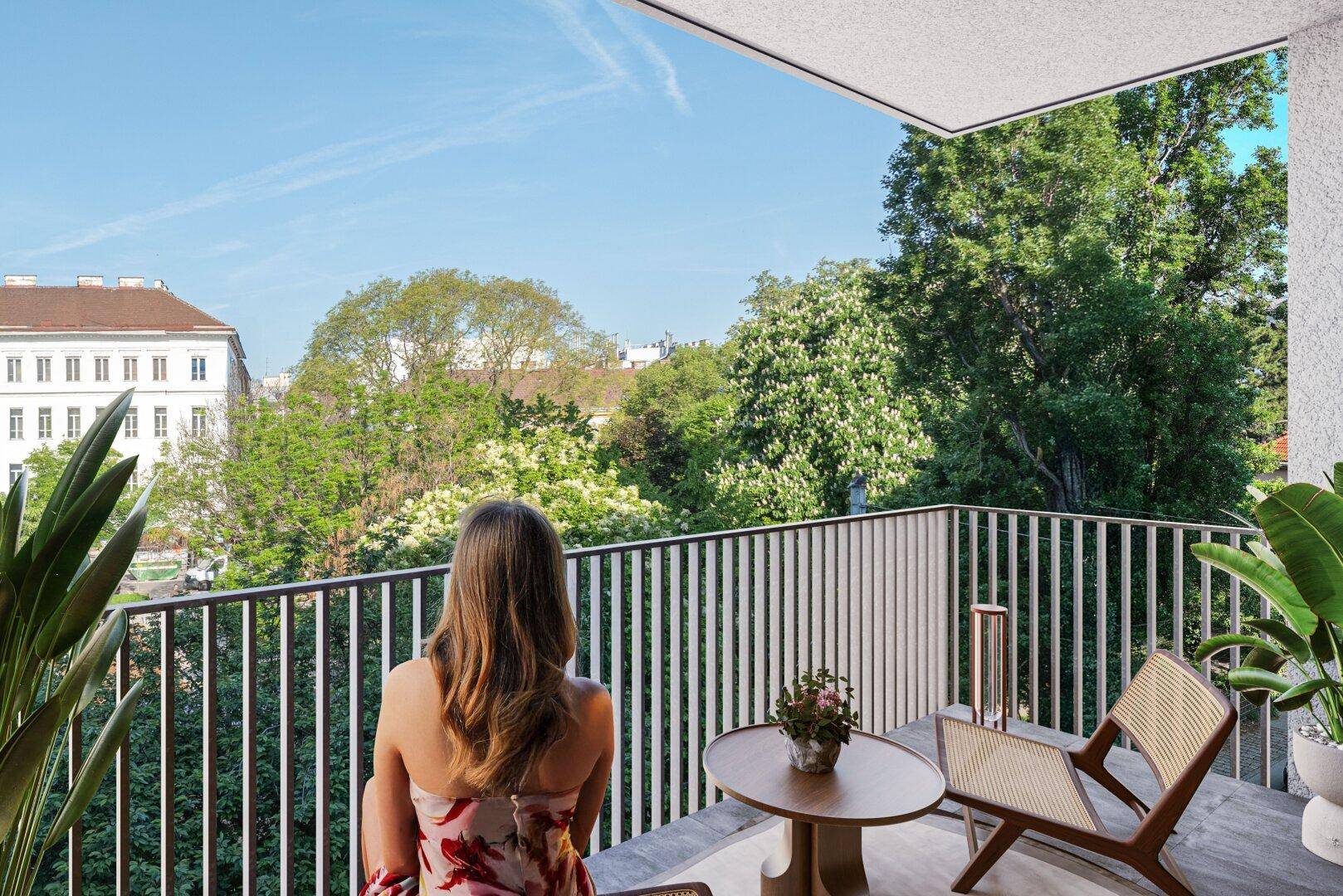 Heller Balkon mit modernen Sitzgelegenheiten und weitem Blick ins Grüne, ideal zum Entspannen.
