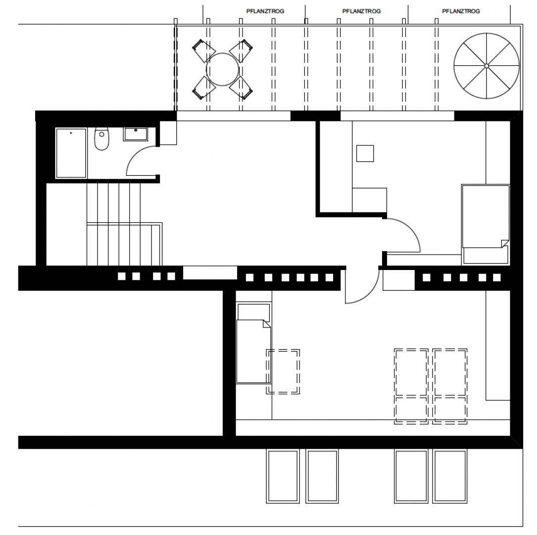 Grundrissplan einer weiteren Ebene mit Terrasse, Treppe und zusätzlichen Räumen.