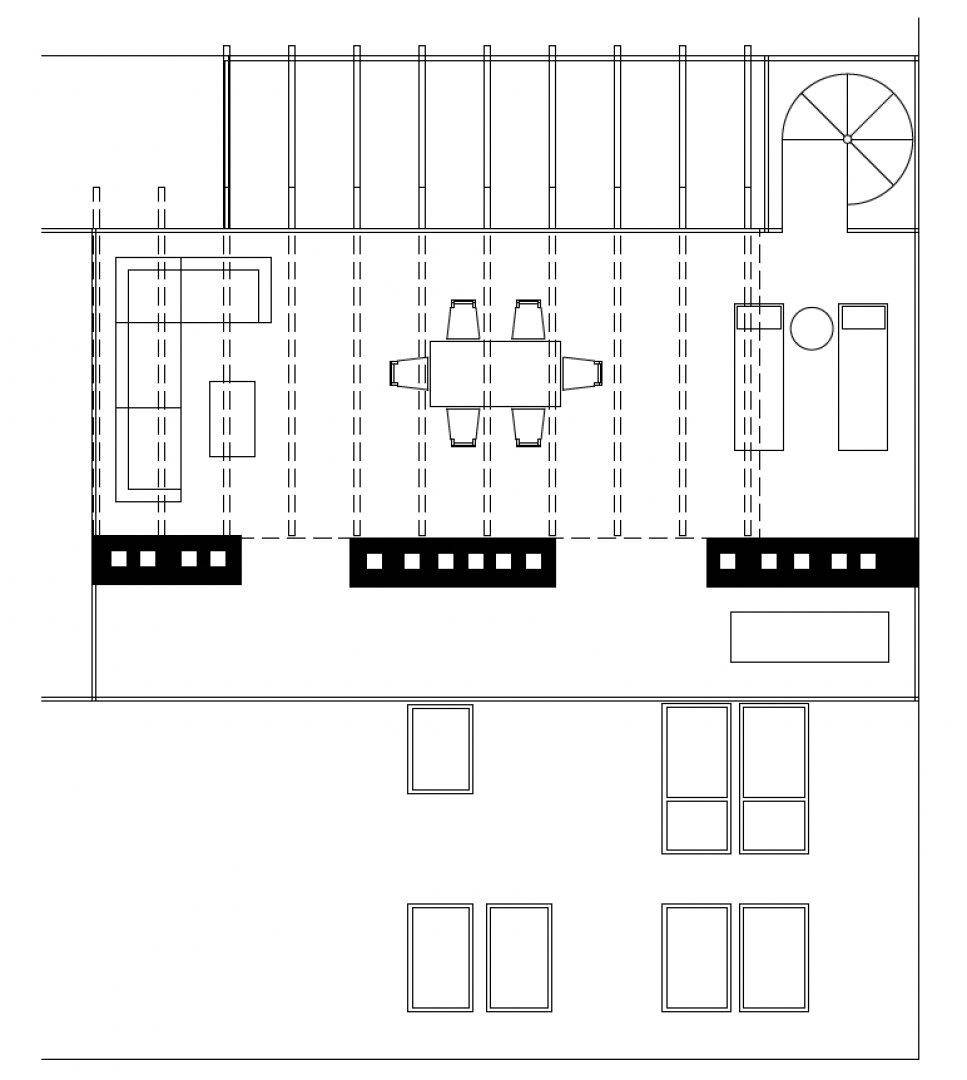 Grundrissplan mit großem offenem Wohn- und Essbereich sowie möblierter Terrasse.