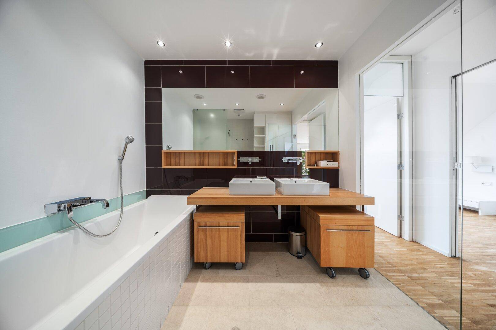 Elegantes Badezimmer mit Doppelwaschbecken, großer Badewanne und separater Dusche.