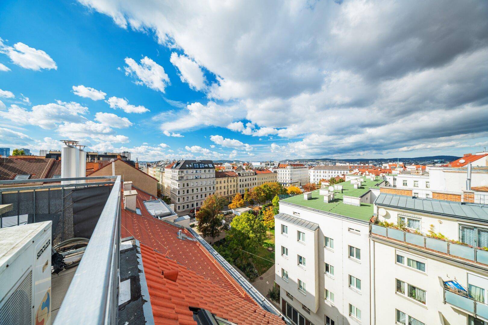 Panoramablick über die Dächer der Stadt unter einem strahlend blauen Himmel.