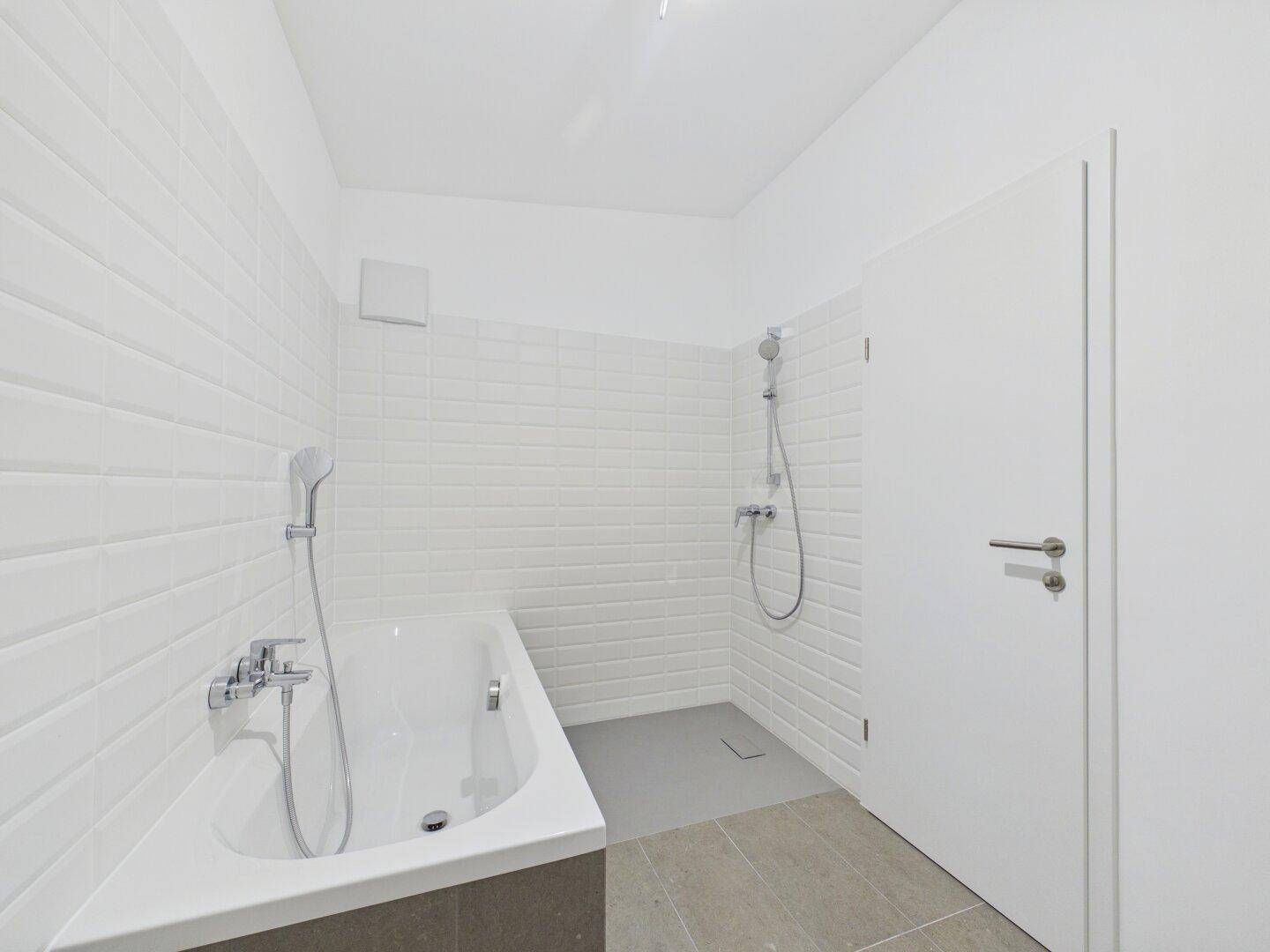 Bad mit Badewanne & Dusche
