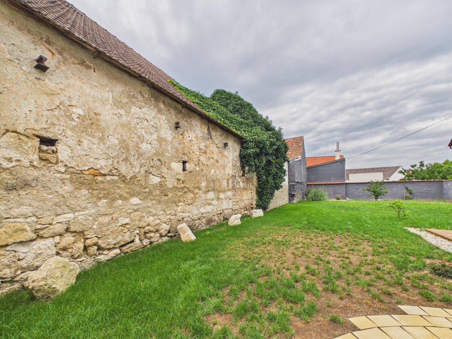 Garten mit alter Natursteinmauer