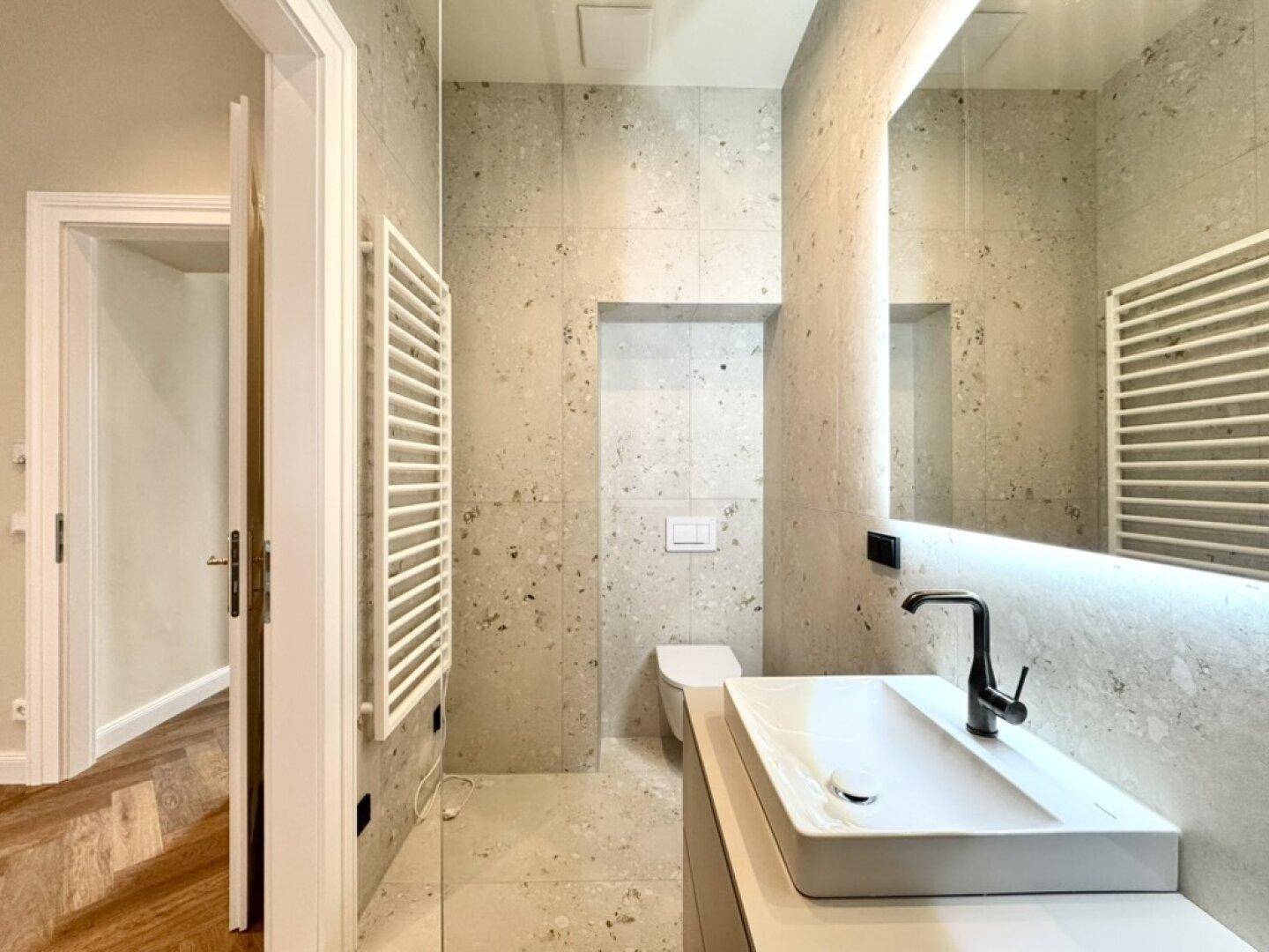 Bad mit Dusche und WC