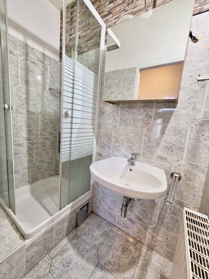 Badezimmer mit Dusche