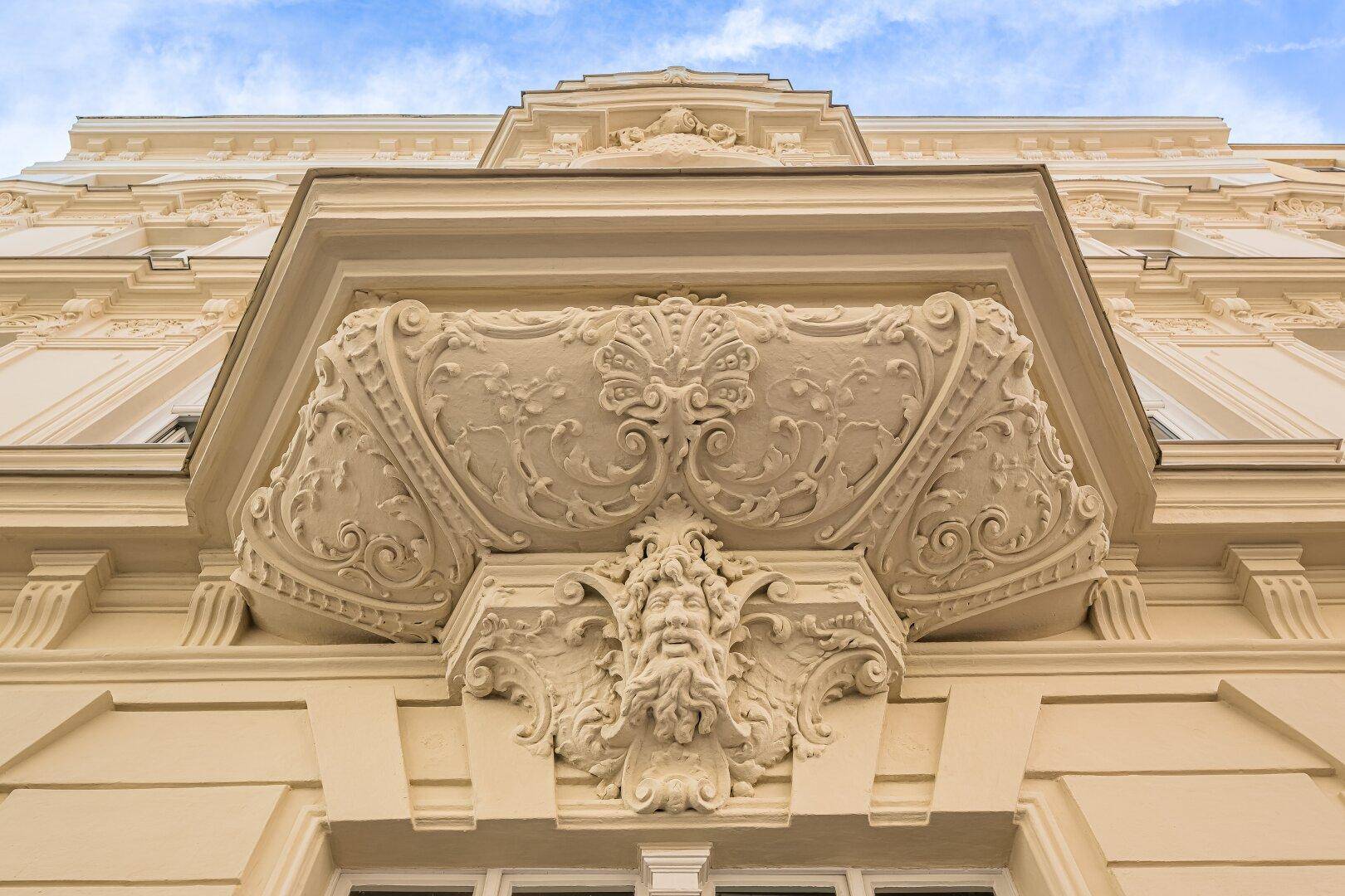 Detailaufnahme eines reich verzierten Erkers mit barocken Elementen an der historischen Fassade.
