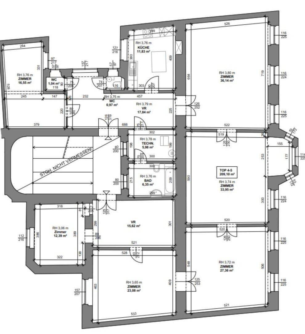 Detaillierter Grundriss einer Wohnung mit mehreren Zimmern und Balkonzugang.