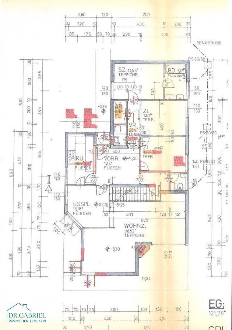 Grundriss des Erdgeschosses mit Wohnzimmer, Essbereich, Küche und weiteren Räumen.