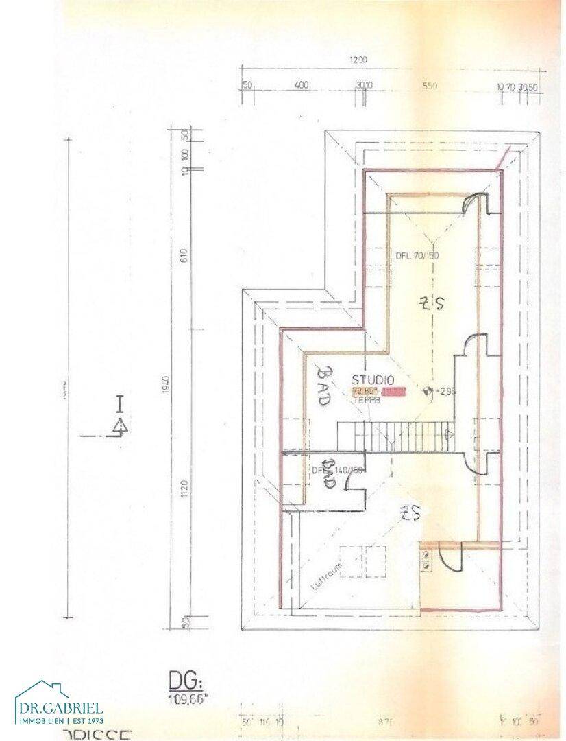 Grundriss des Dachgeschosses mit einem Studiobereich und einem Badezimmer.
