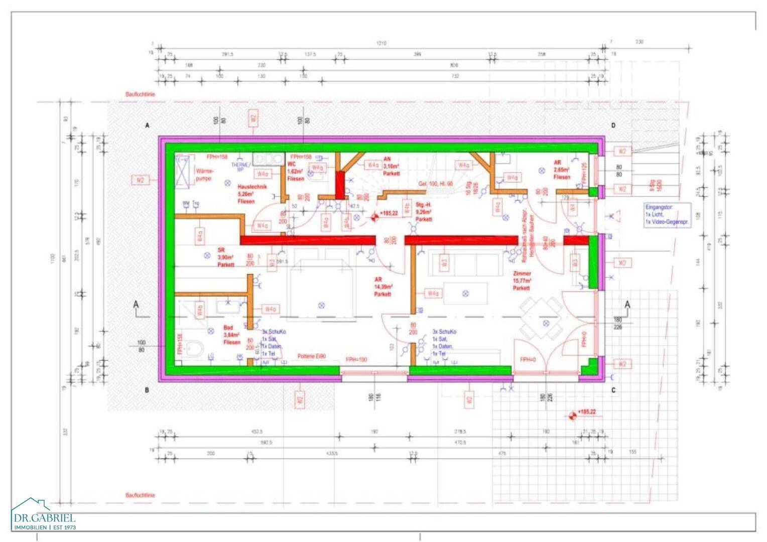 Detaillierter Grundriss des Obergeschosses mit mehreren Zimmern, Bädern und Balkonzugang.