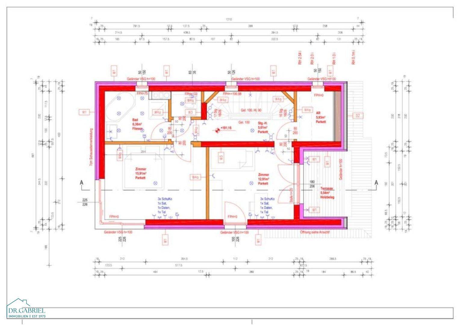Grundriss des Obergeschosses mit Schlafzimmern, Bädern und Zugang zu einem Balkon.