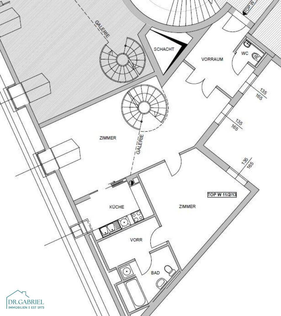 Detaillierter Grundriss mit Küche, Bad, WC, Zimmern und Galeriebereichen auf mehreren Ebenen.