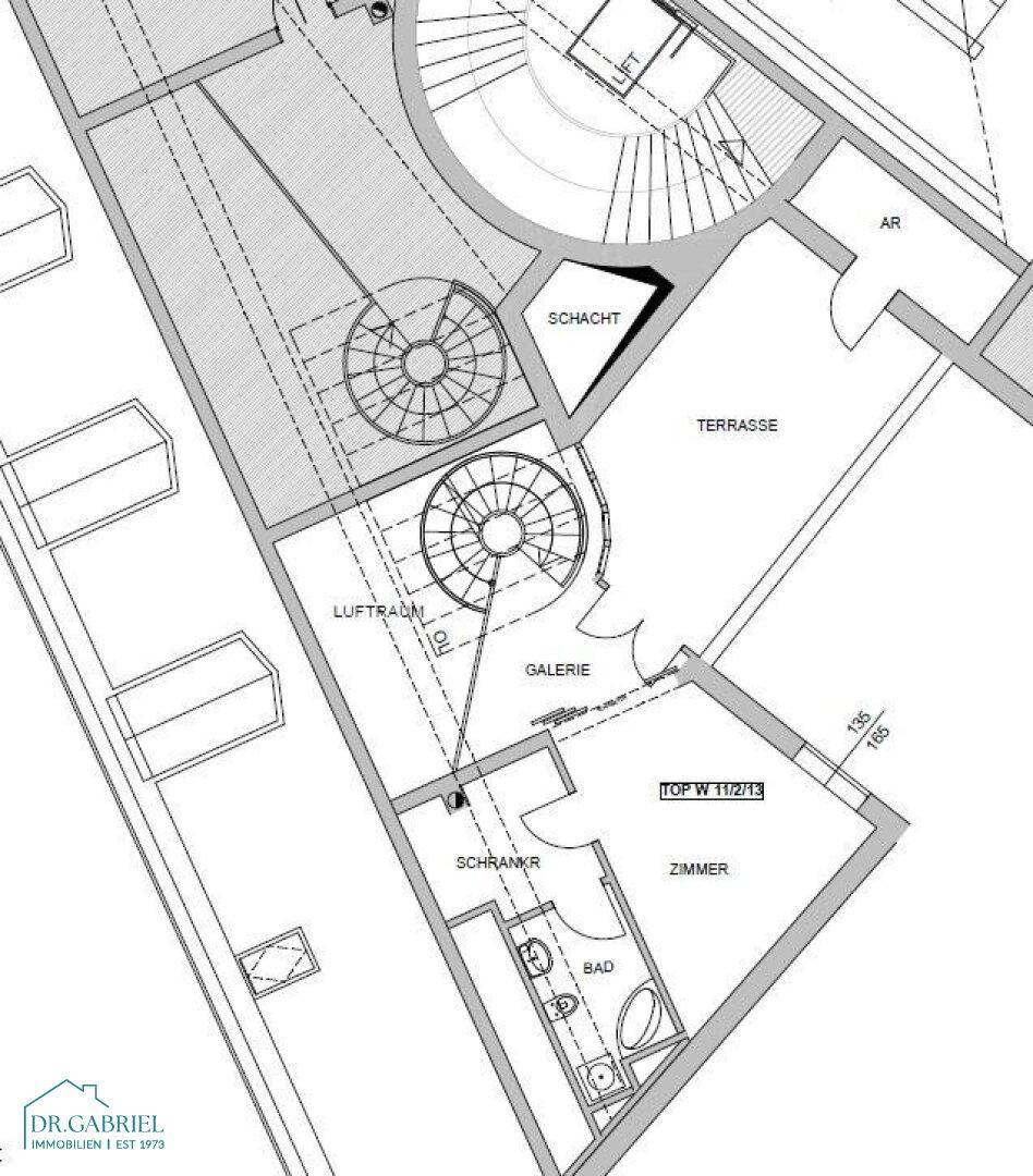 Detaillierter Grundriss mit Terrasse, Zimmern, Bad, Schrankraum und Galeriebereichen.