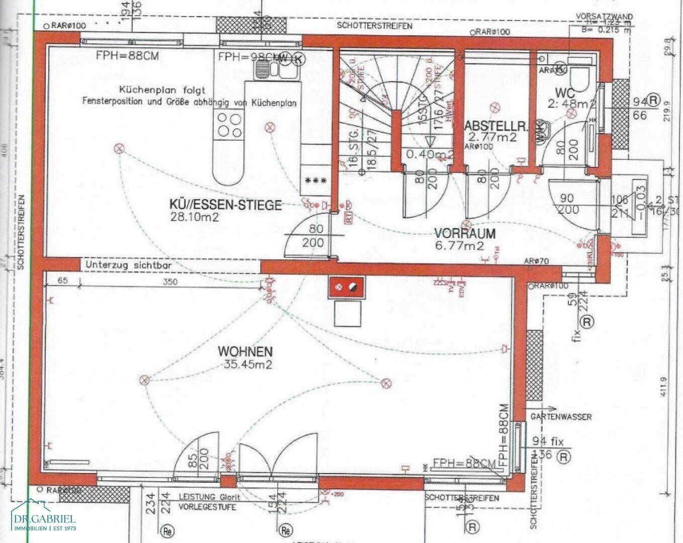 Grundriss des Erdgeschosses mit offener Küche, Essbereich, Wohnzimmer und separatem WC.