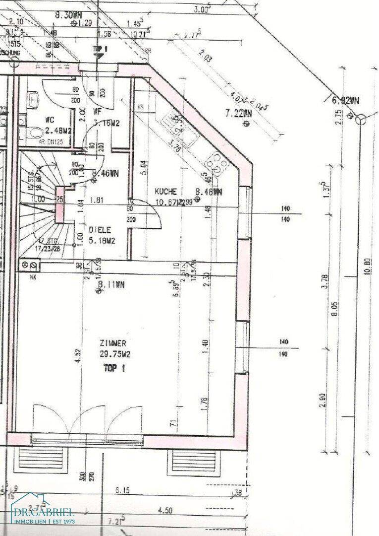 Grundriss des Erdgeschosses mit Küche, Zimmer und separatem WC.