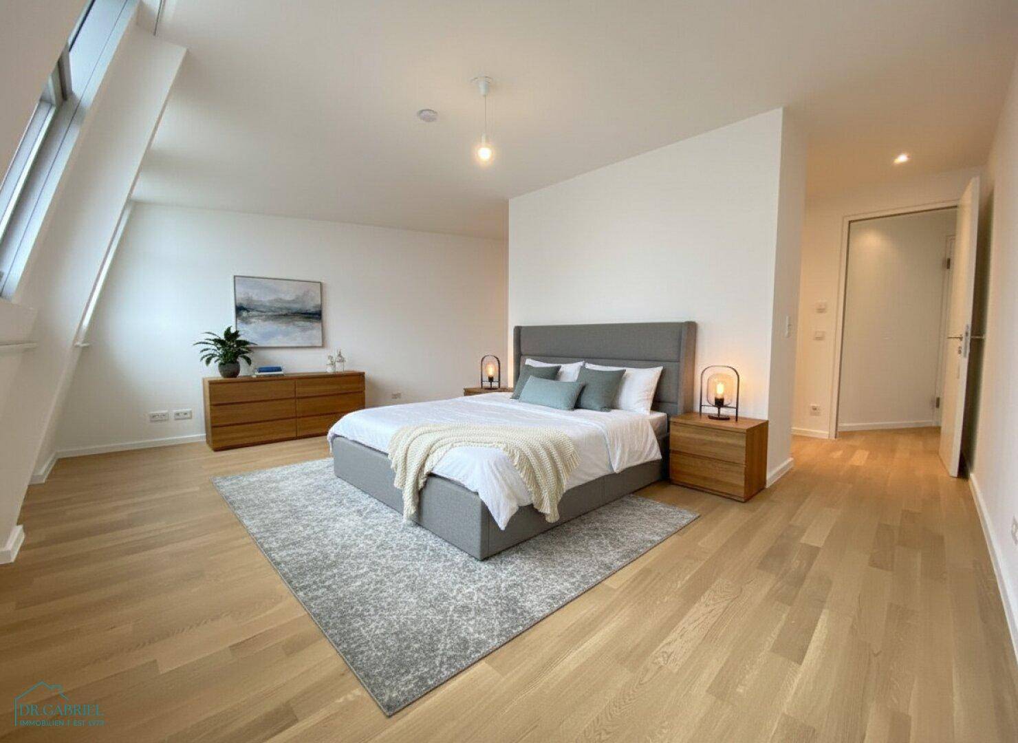 Helles Schlafzimmer mit Holzboden, modernem Bett und schrägen Fenstern, die viel Tageslicht bieten.