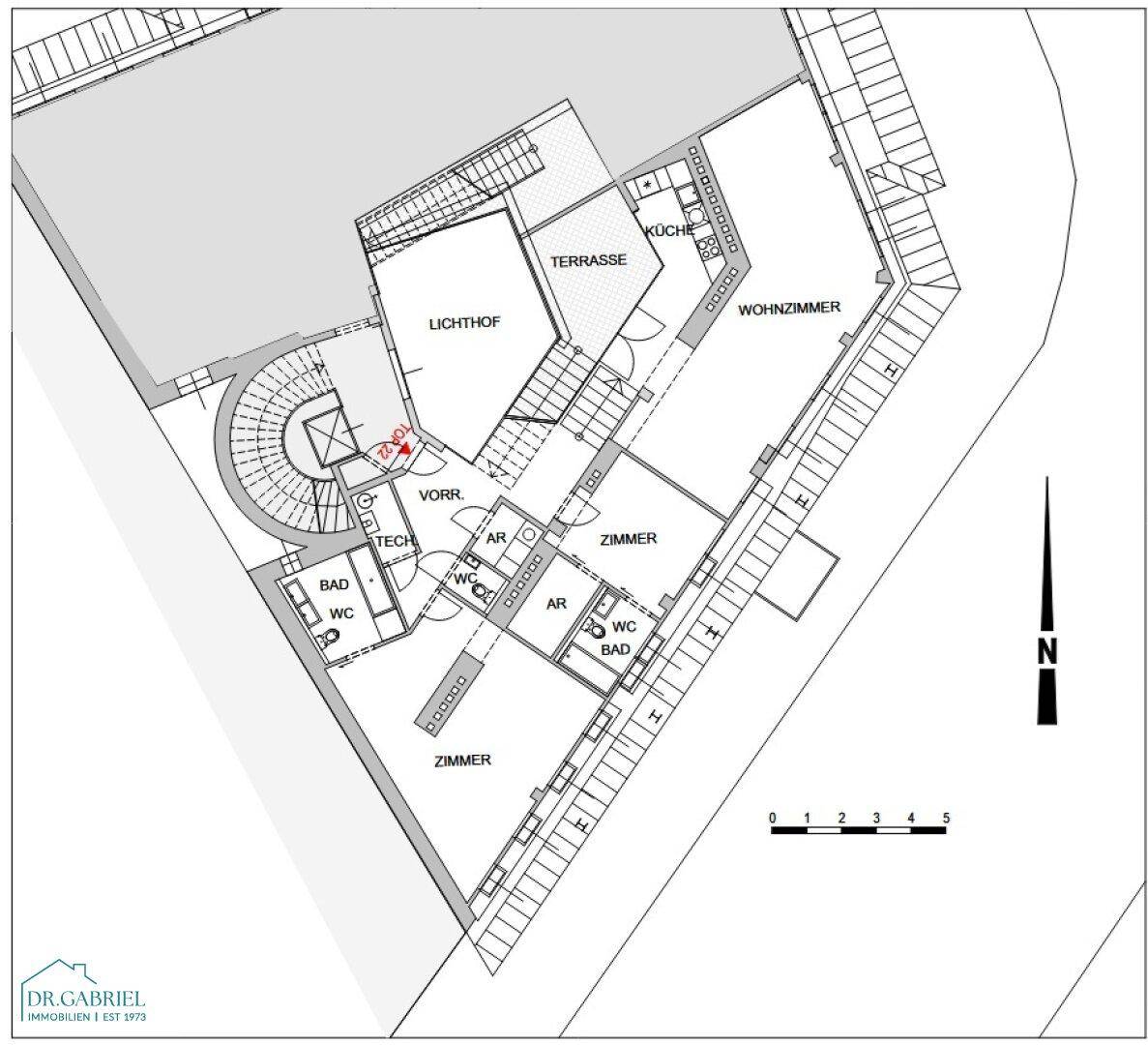Detaillierter Grundriss mit Wohnzimmer, Küche, Bädern und einer großzügigen Terrasse.