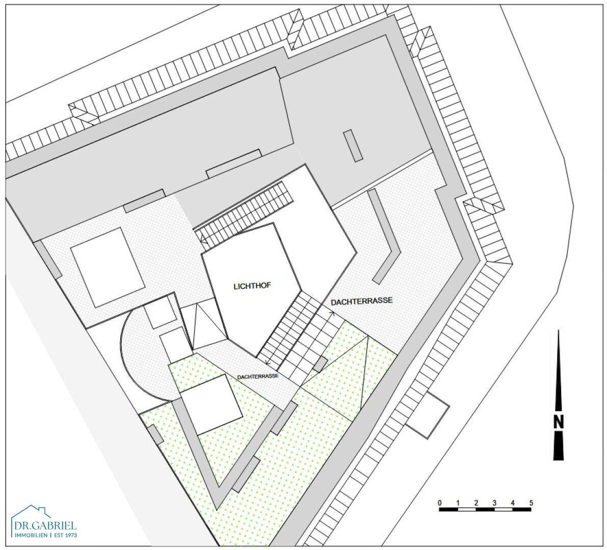 Grundriss mit großer Dachterrasse, Lichthof und weiteren Außenbereichen.