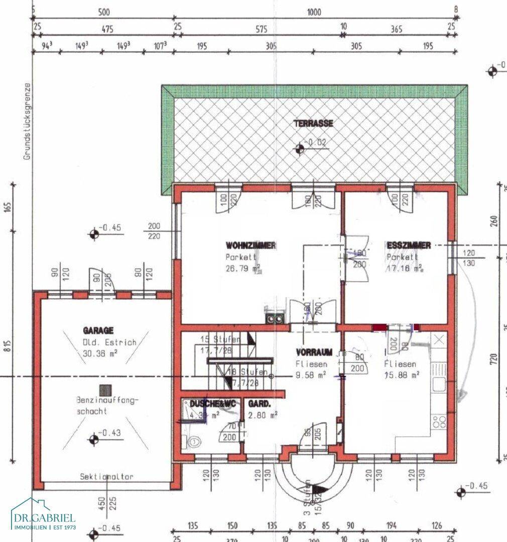 Grundriss des Erdgeschosses mit Wohnzimmer, Esszimmer, Küche und Garage.