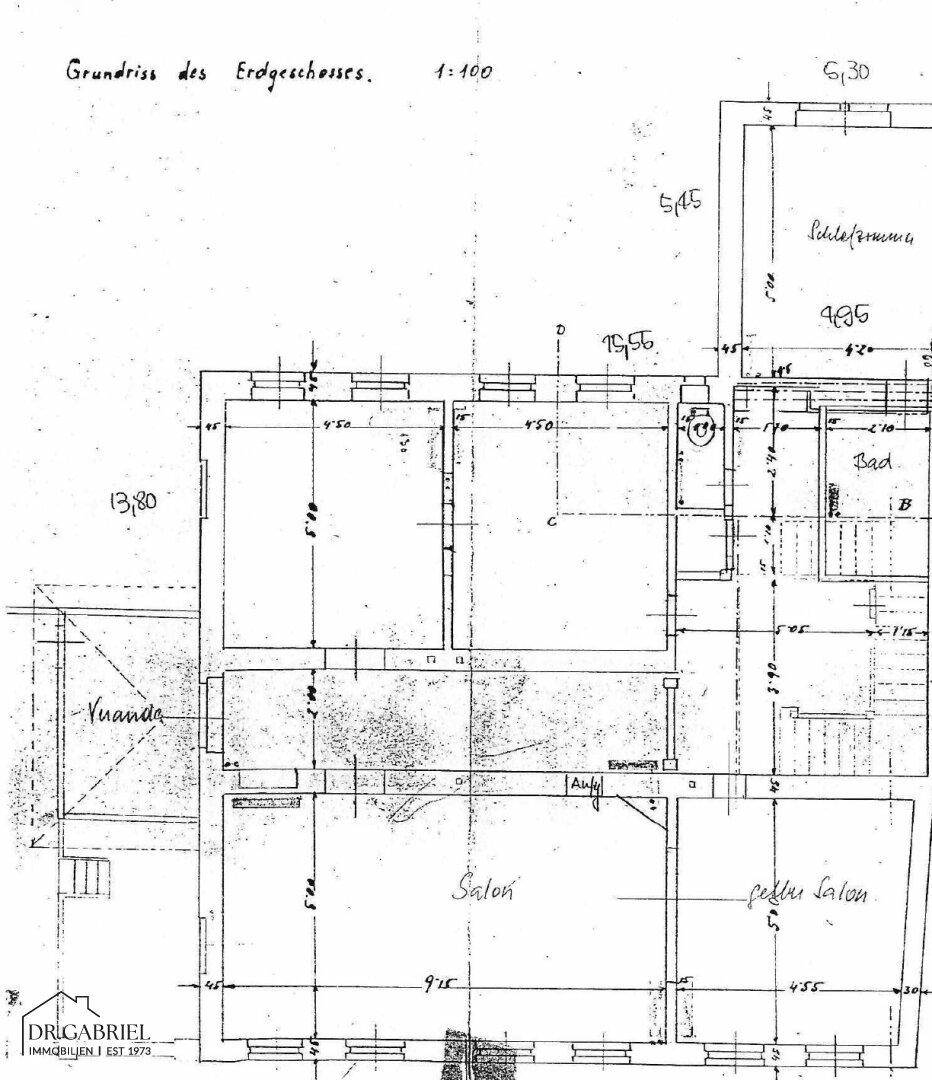 Grundriss des Erdgeschosses mit Veranda, Salon und weiteren Räumen, inklusive Badezimmer.