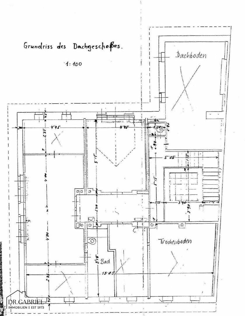 Grundriss des Dachgeschosses mit Aufteilung in verschiedene Räume, Bad und Dachboden.