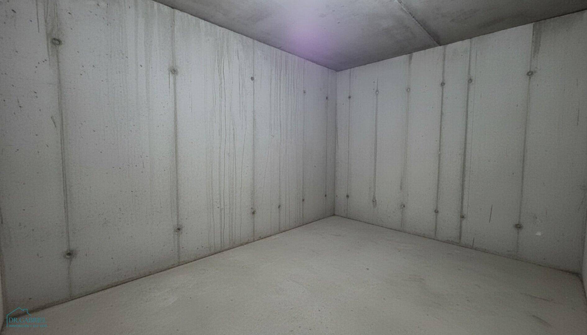 Leerer Kellerraum mit unverputzten Betonwänden und Betonboden, ideal als Lagerfläche nutzbar.
