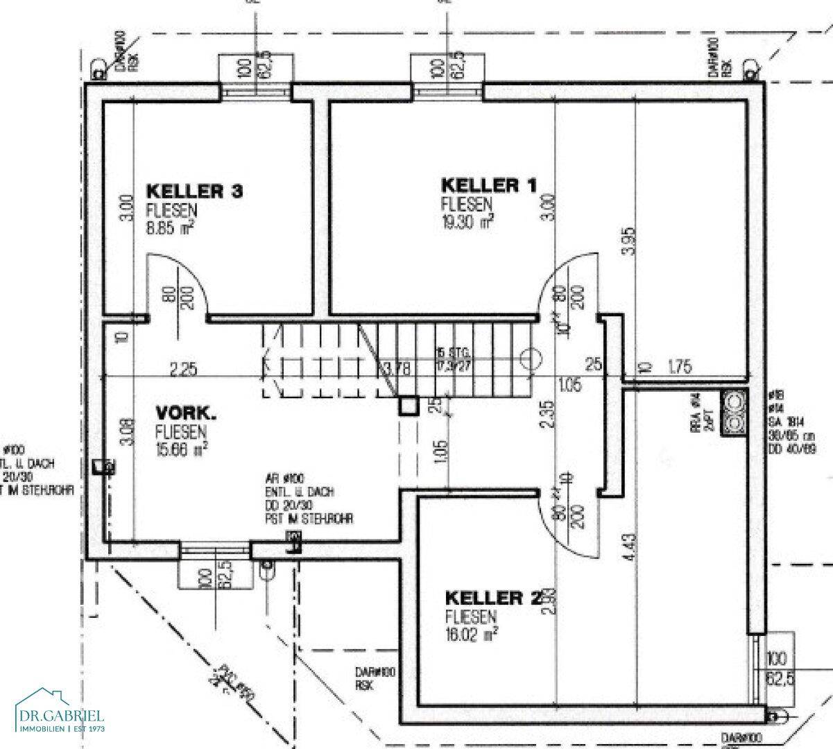 Grundriss des Kellergeschosses mit mehreren Kellerräumen, ideal für Lagerung und Hobbybereiche.