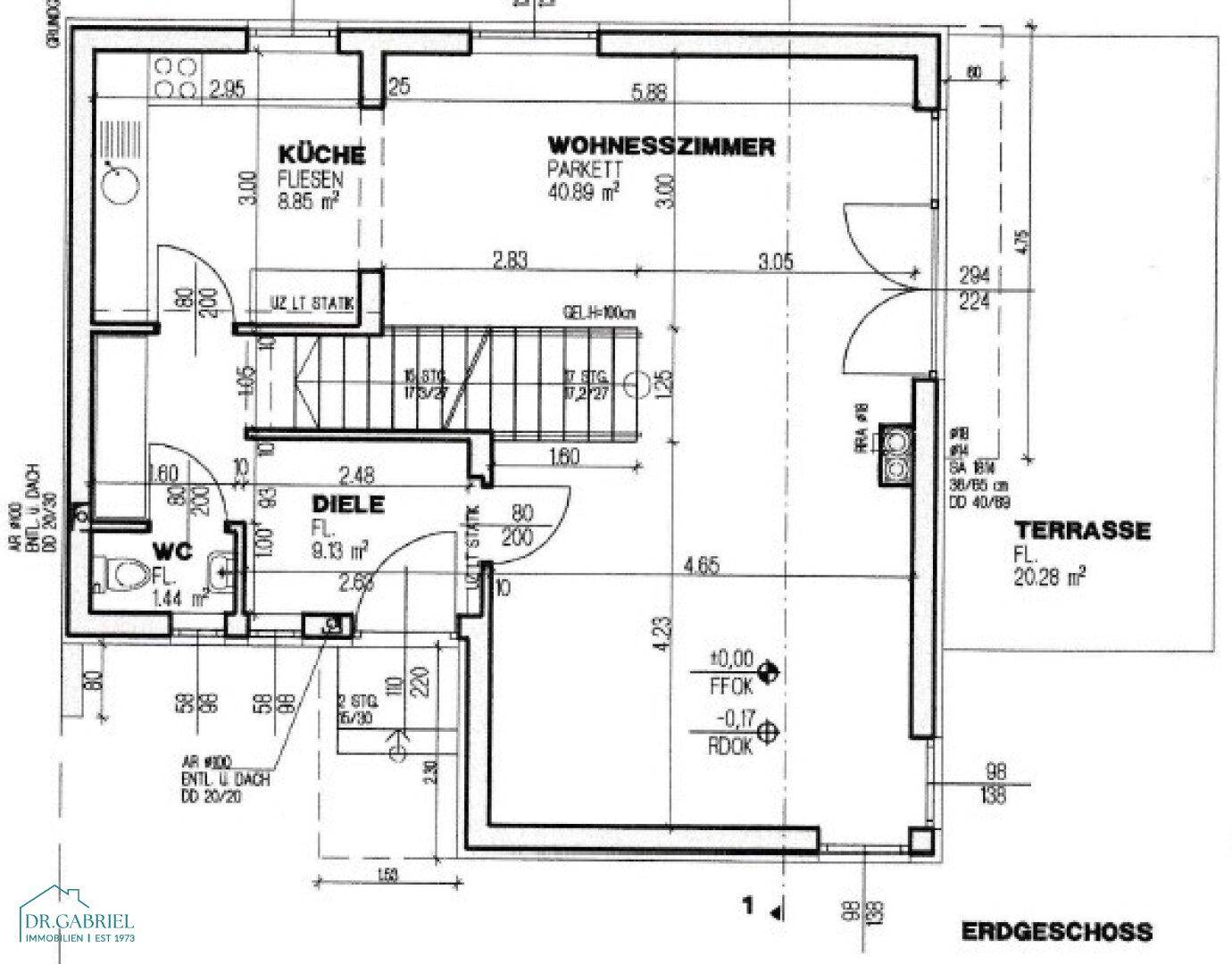 Grundriss des Erdgeschosses mit offener Küche, großem Wohnzimmer und direktem Zugang zur Terrasse.