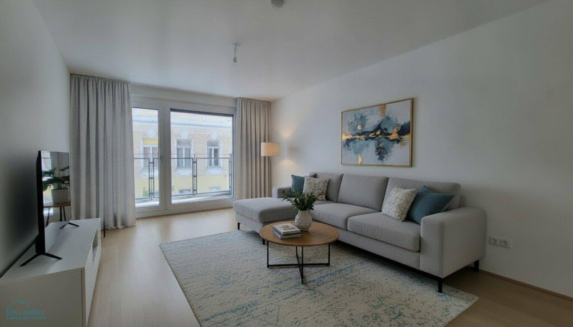 Modern eingerichtetes Wohnzimmer mit bequemem Sofa, Teppich und Zugang zu einem französischen Balkon.