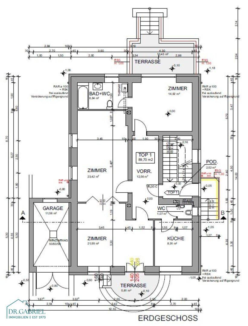 Grundriss des Erdgeschosses mit Zimmern, Küche, Bad, WC, Garage und zwei Terrassen.