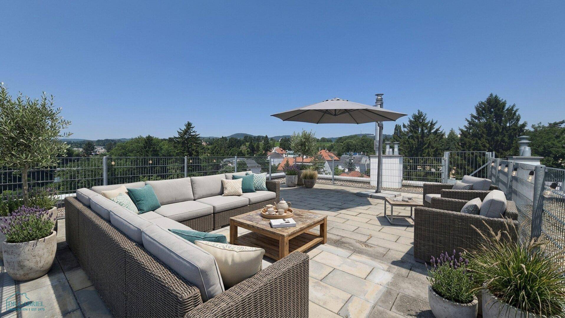 Möblierte Dachterrasse mit Lounge-Bereich, Sonnenschirm und weitem Grünblick.