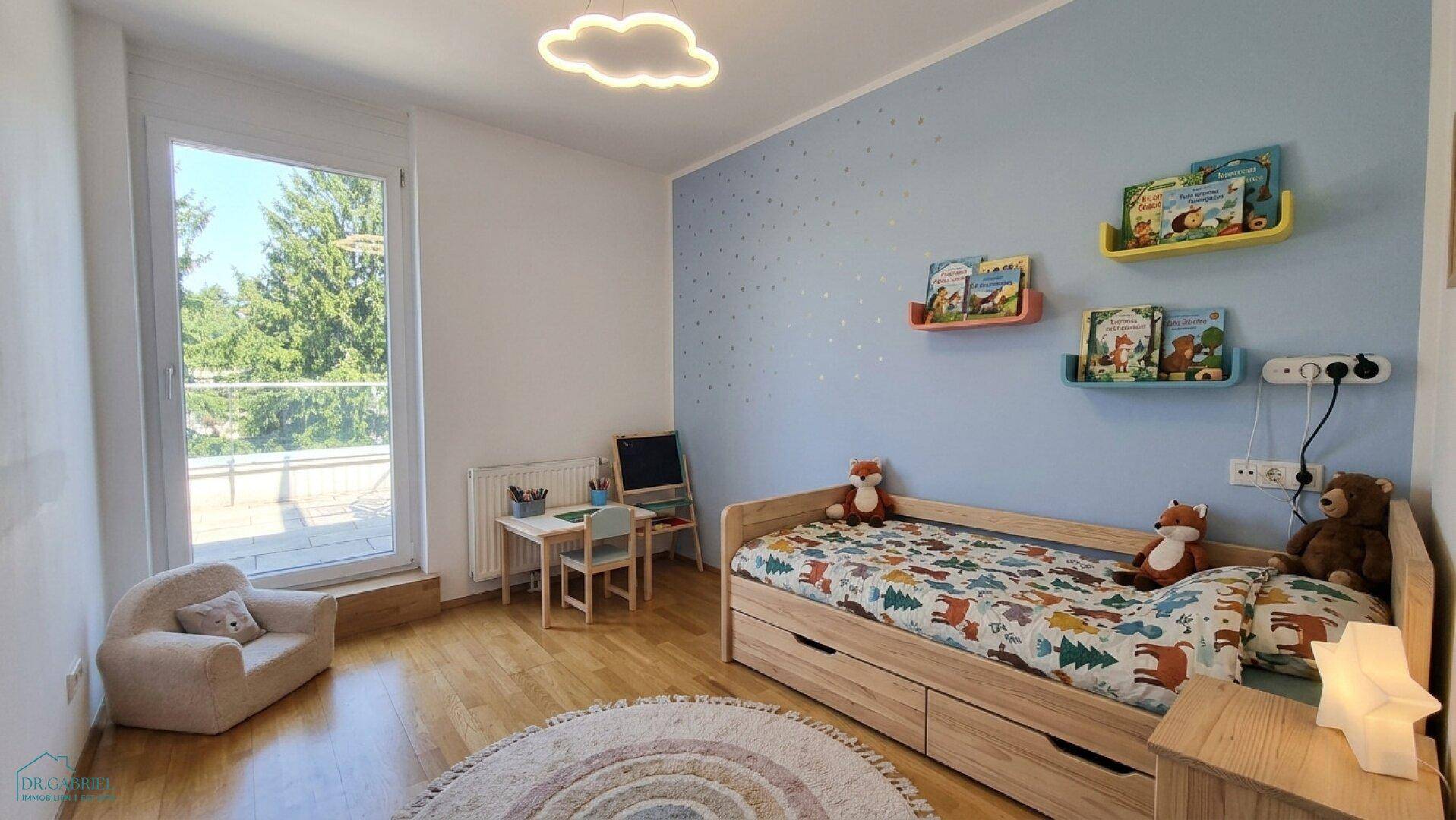 Freundliches Kinderzimmer mit Holzboden, blauer Akzentwand und Zugang zur Terrasse.