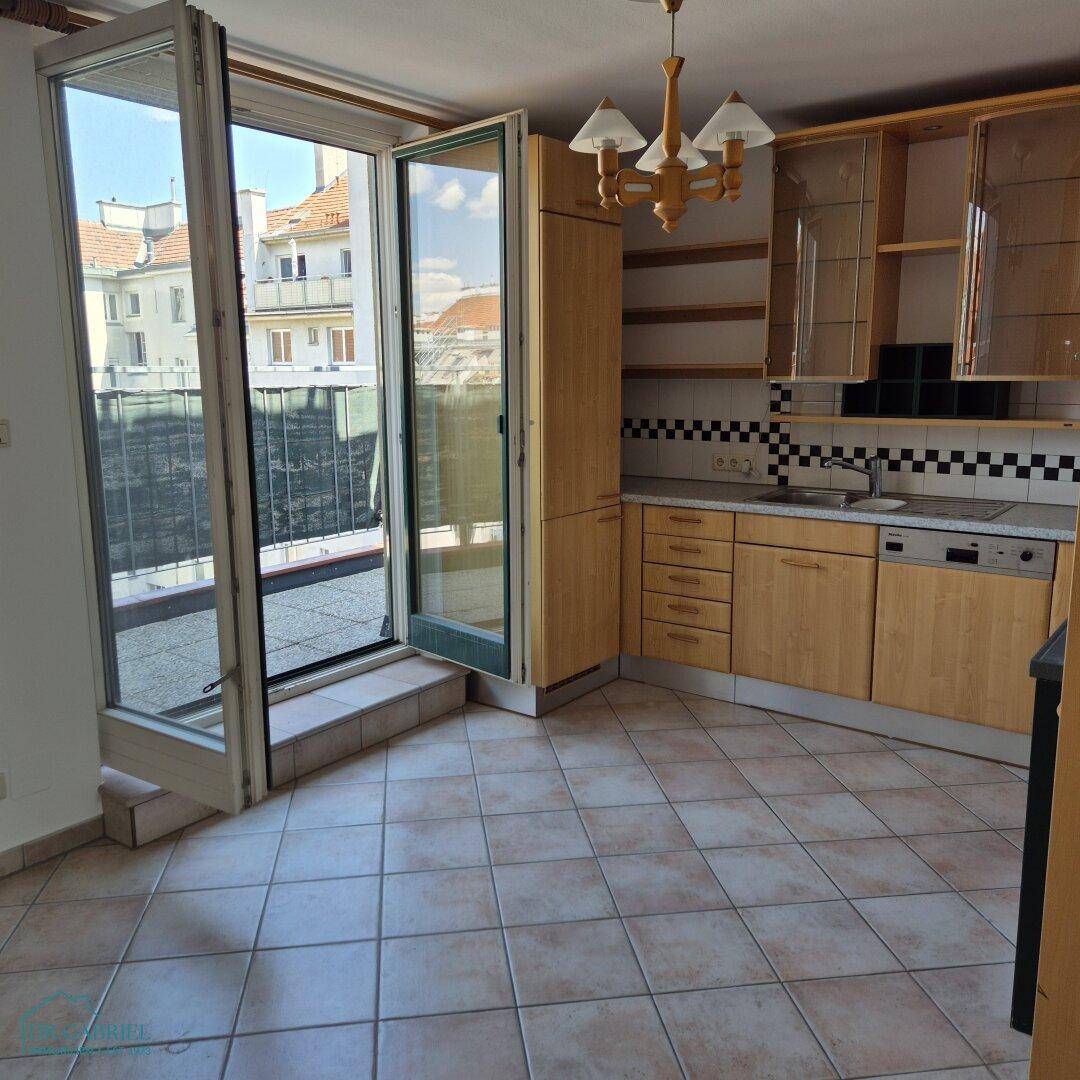 Küche mit direktem Zugang zu einem Balkon, der viel Licht und frische Luft in den Raum bringt.