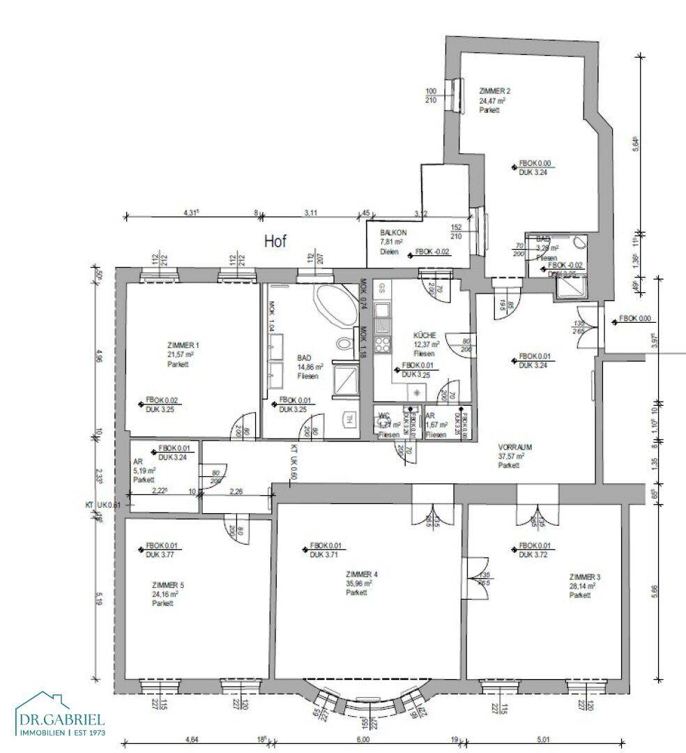 Detaillierter Grundriss der Wohnung mit mehreren Zimmern, Bad und Balkon.