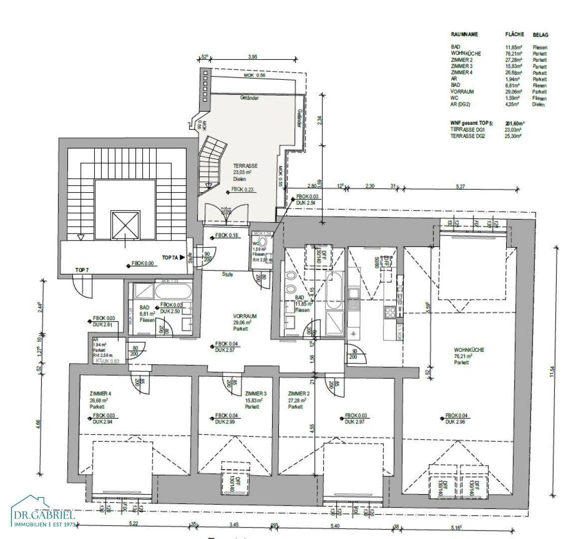 Detaillierter Grundriss der Dachgeschosswohnung mit mehreren Zimmern, Bädern und Terrassen.