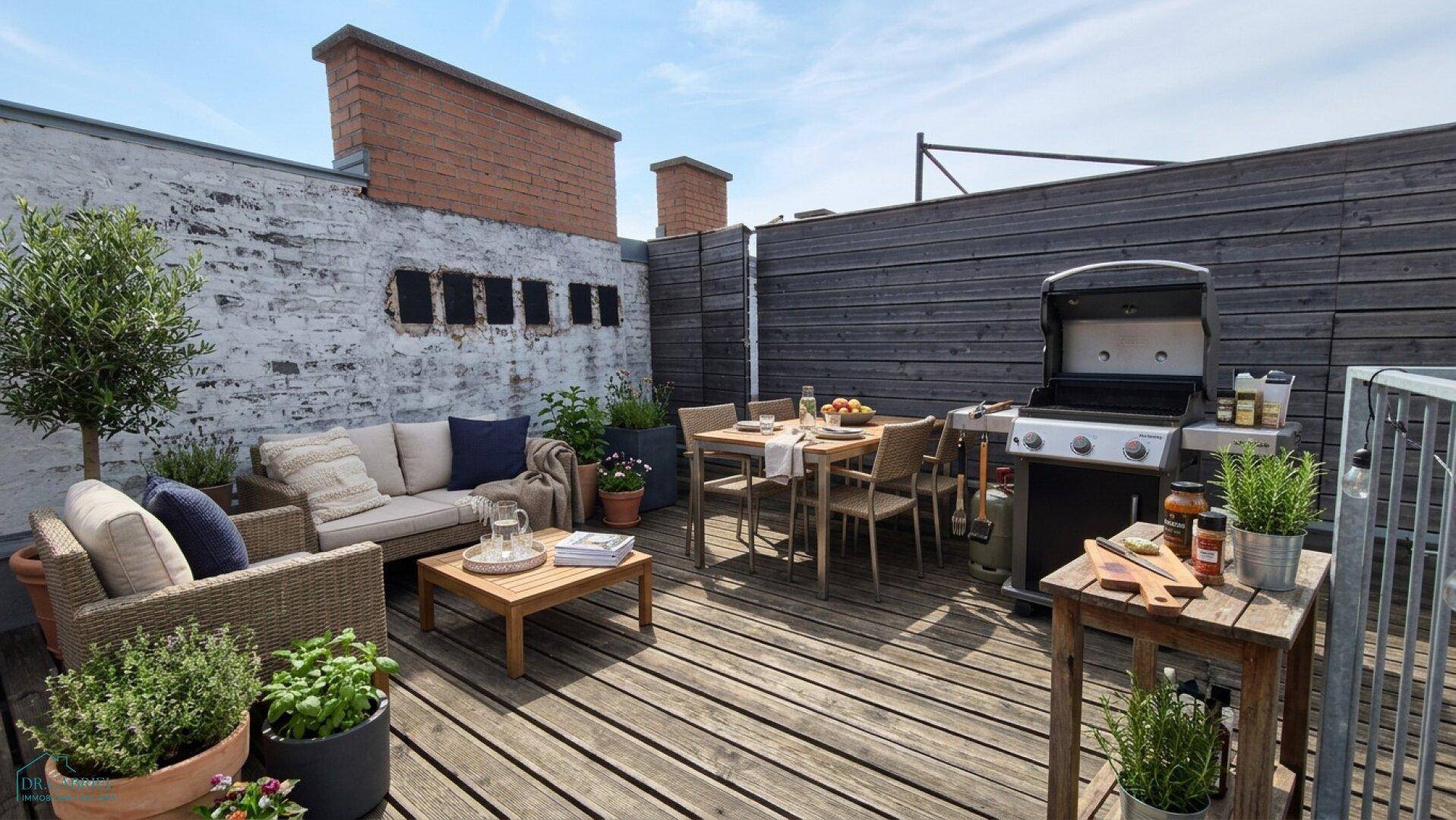 Gemütliche Dachterrasse mit Holzbelag, Loungemöbeln, Essbereich und Grillstation.