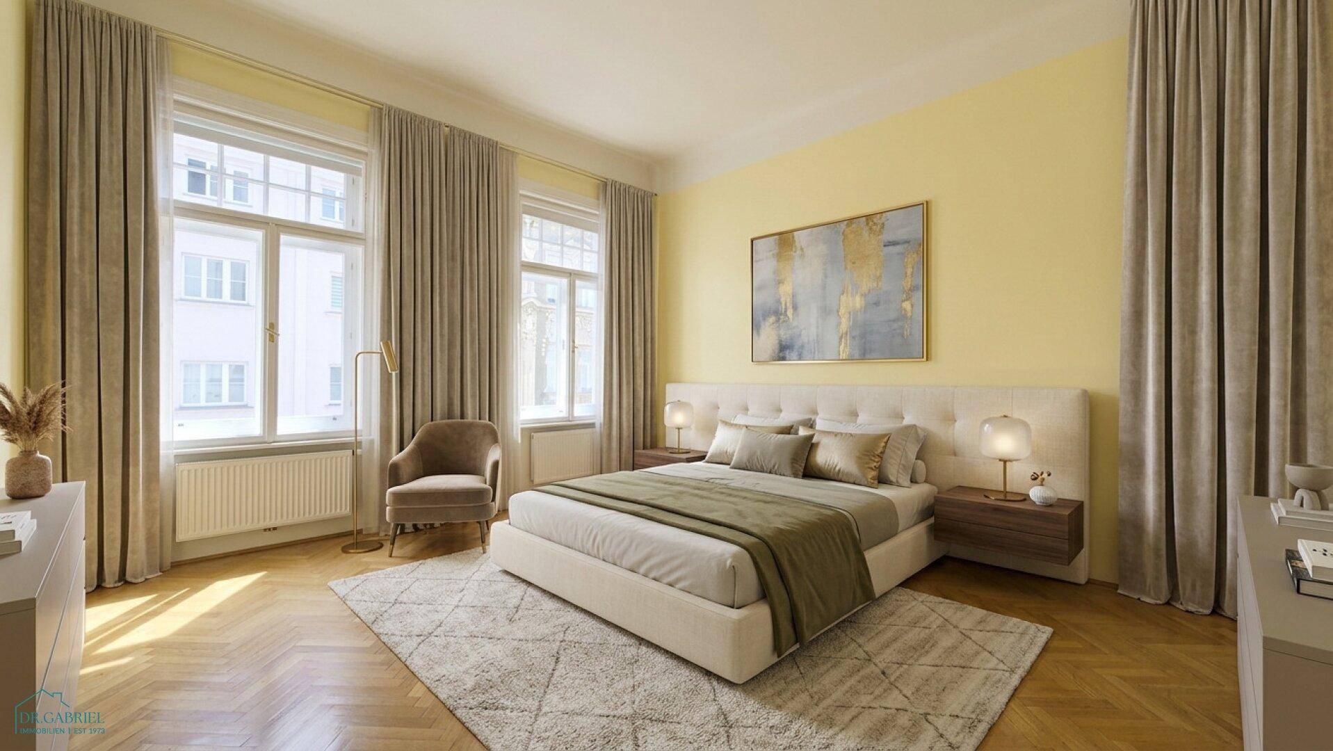 Helles Schlafzimmer mit gelben Wänden, Fischgrätparkett und großen Fenstern.
