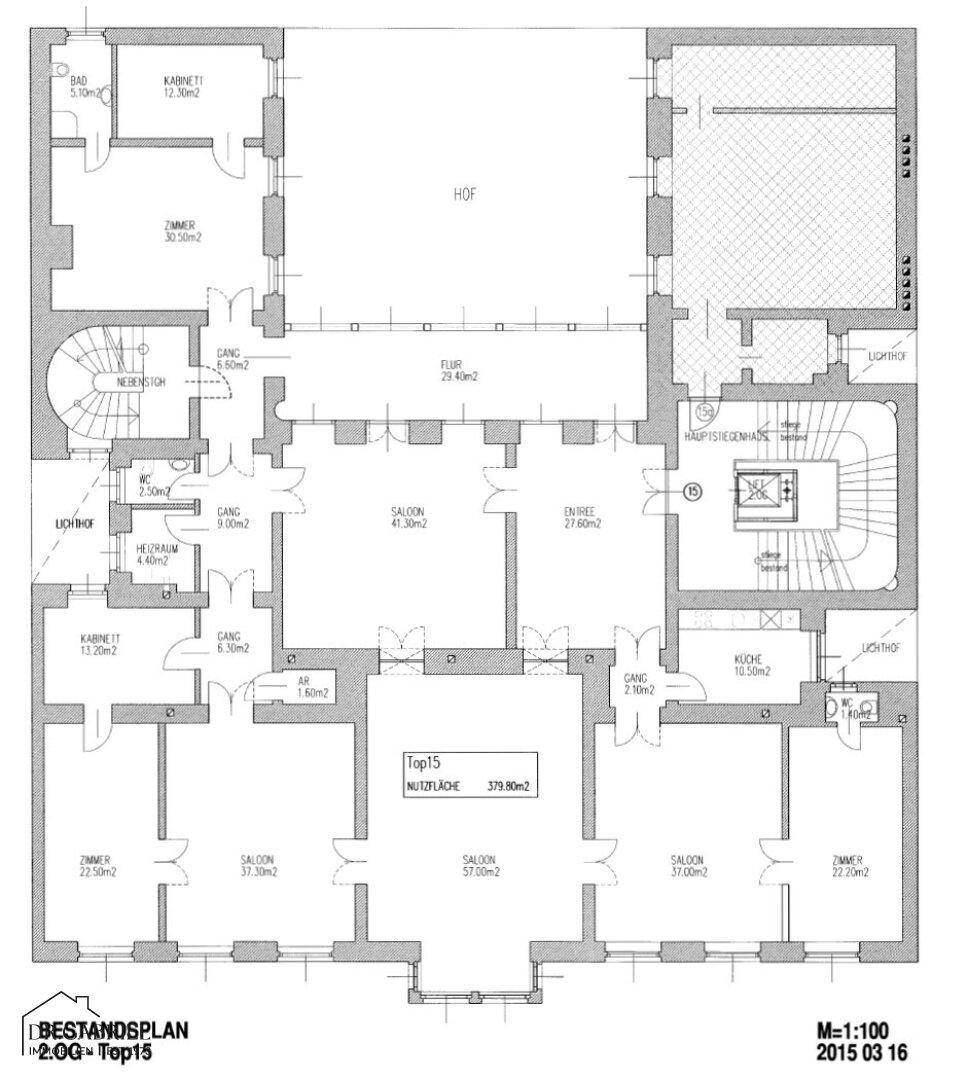 Detaillierter Grundriss einer großen Wohnung mit mehreren Zimmern und einem Hof.