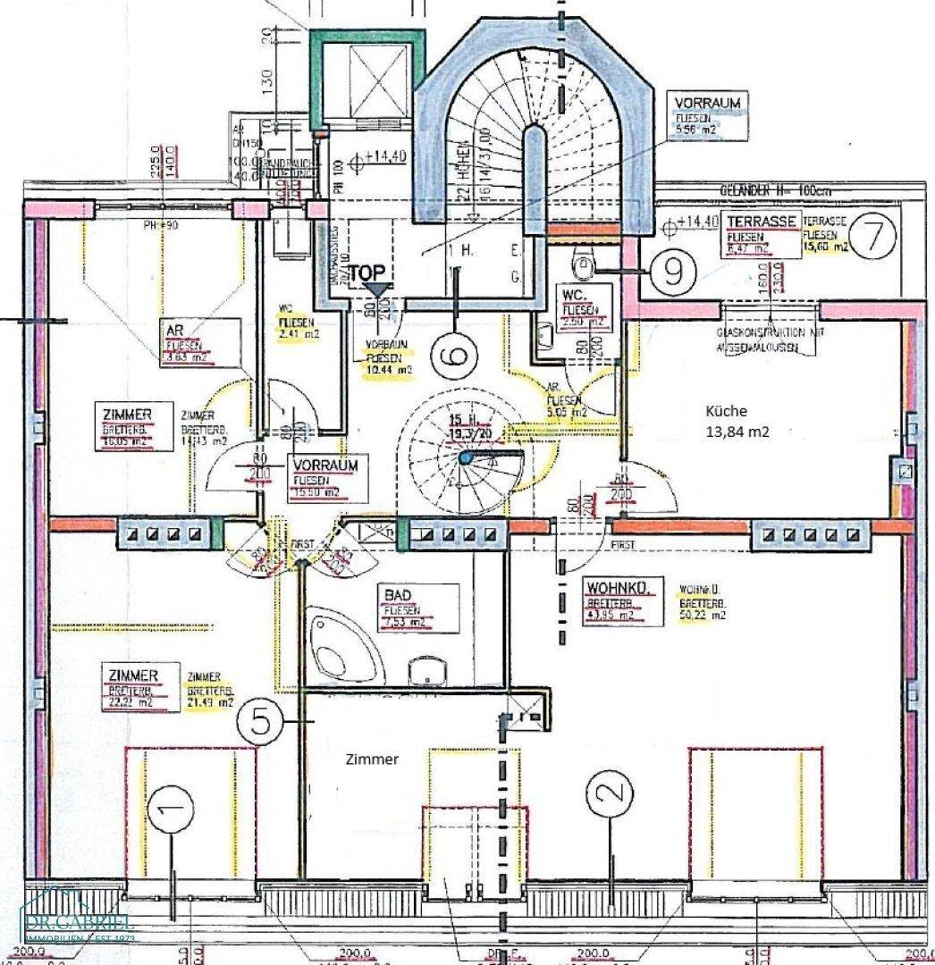 Detaillierter Grundriss mit mehreren Zimmern, einer Terrasse und einer Wendeltreppe, die die Ebenen verbindet.