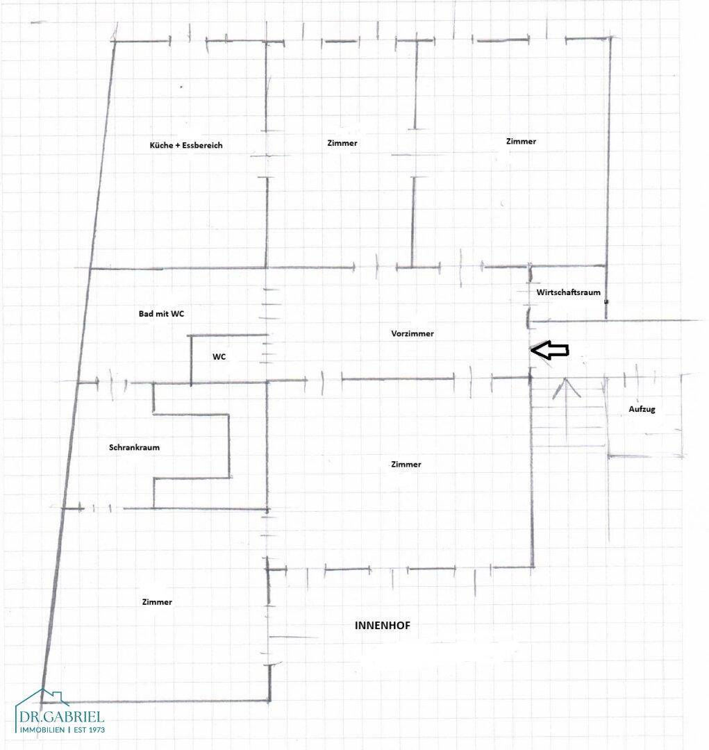 Grundrissplan einer Wohnung mit offener Küche, Essbereich, Bad, separatem WC, Wirtschaftsraum und Aufzugzugang.