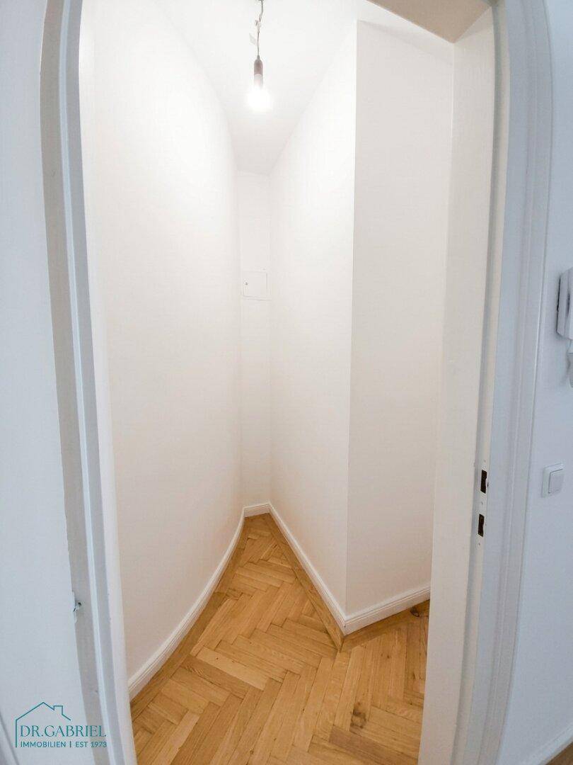 Kleiner Abstellraum mit Fischgrätparkett, ideal für zusätzlichen Stauraum.
