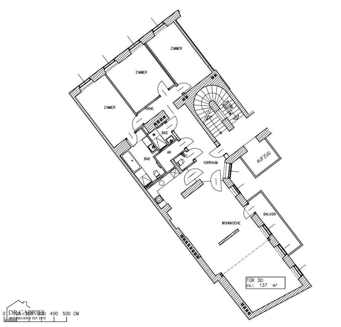 Detaillierter Grundriss einer Wohnung mit mehreren Zimmern, Bädern und einem Balkon.