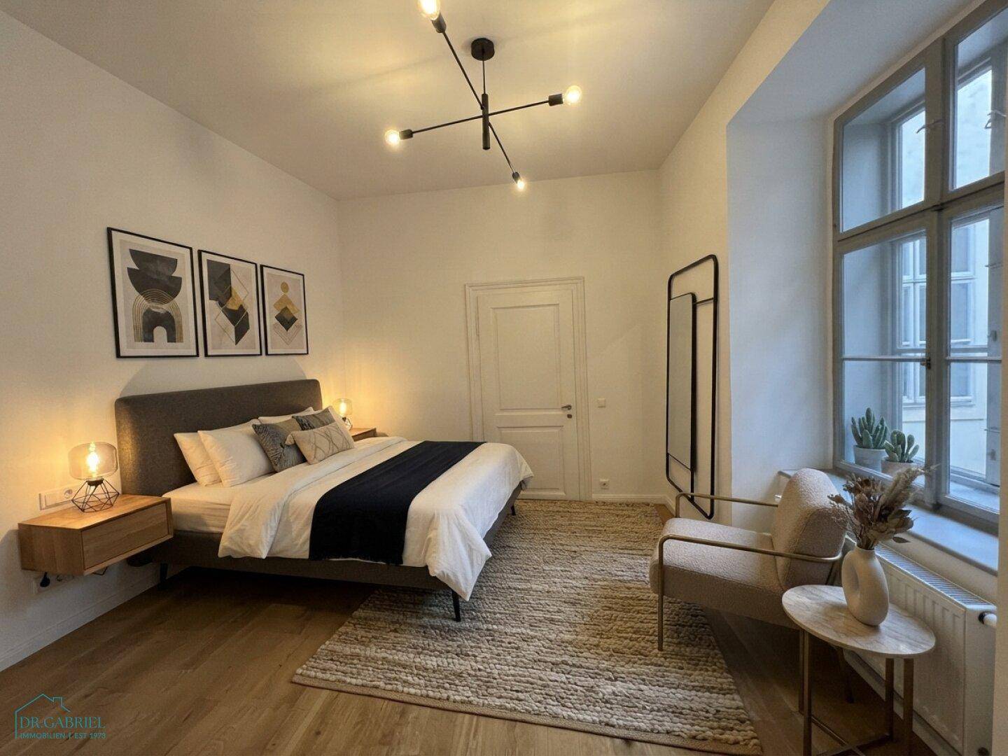 Gemütliches Schlafzimmer mit Holzboden, großem Bett, moderner Beleuchtung und viel natürlichem Licht.