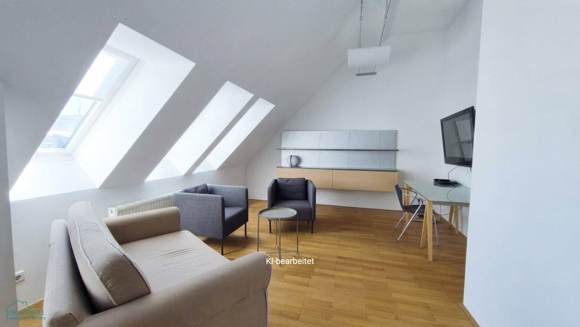 Helles Wohnzimmer im Dachgeschoss mit schrägen Decken, Dachfenstern und Parkettboden.