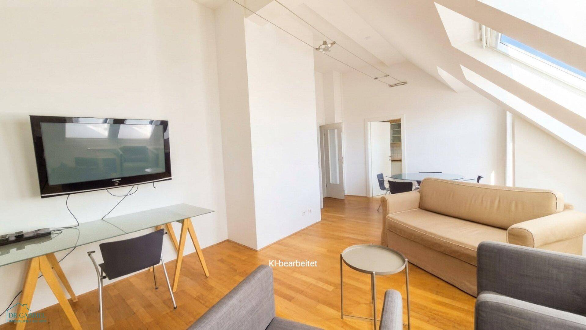 Geräumiges Wohnzimmer mit Holzboden, Fernseher und Zugang zu weiteren Räumen.